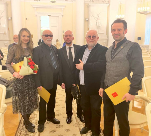 Спектакль «Отелло» театра «Зазеркалье» награжден премией Правительства Санкт-Петербурга.